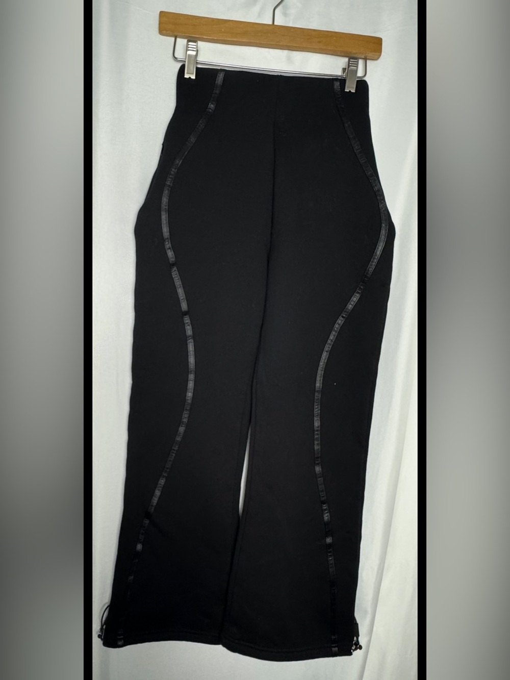 Maniere De Voir Sweatpants Womens
Black Relaxed Fleece Zip Waist
Drawcord Hem 4